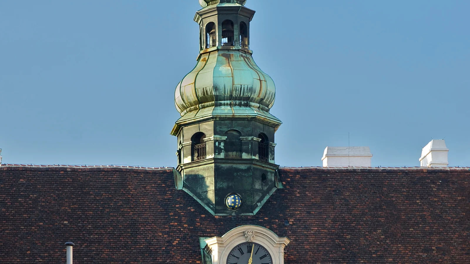 Historische Amalienburg-klokkentoren in Wenen als voorbeeld van openbare tijdmeting