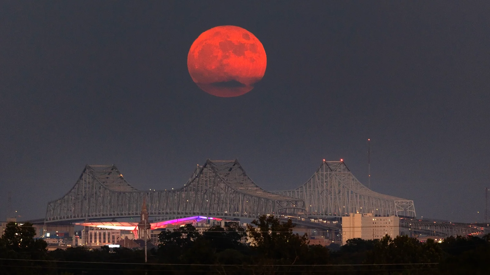 Volle maan boven de skyline van New Orleans