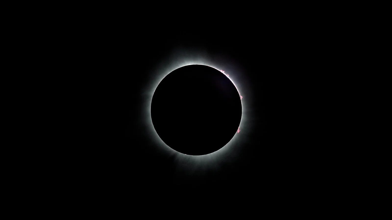 Totaliteit tijdens een eerdere zonsverduistering, met de corona zichtbaar rond de maan