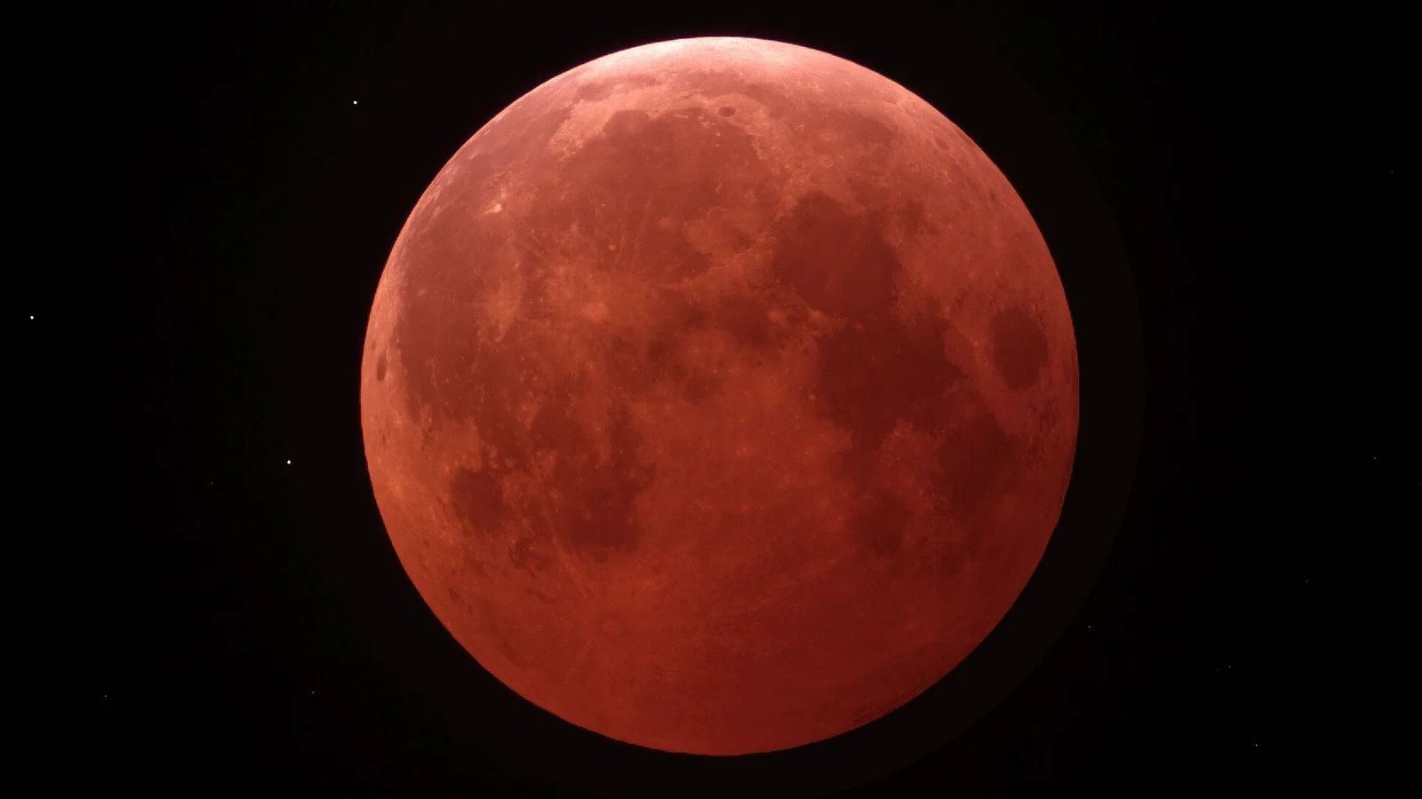 Rood gekleurde maan tijdens een eerdere totale maansverduistering